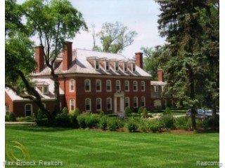 WILLIAMSBURG COLONIAL ON 3 ACRES