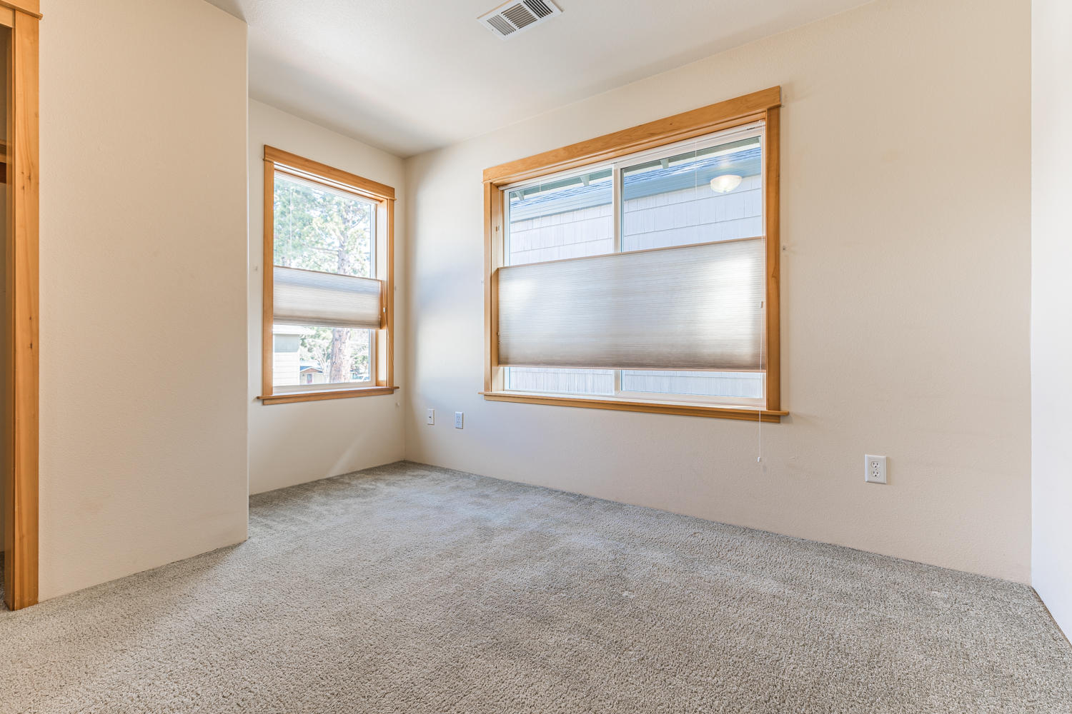 22 Logan Way Talent, OR 97540 - Photo 19 of 27 Nice sized 3rd bedroom.