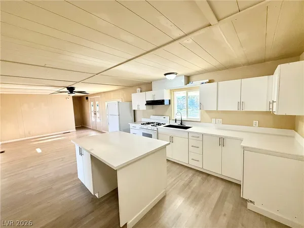 $1,600 | 1480 West Irons Street, Pahrump, NV 89048