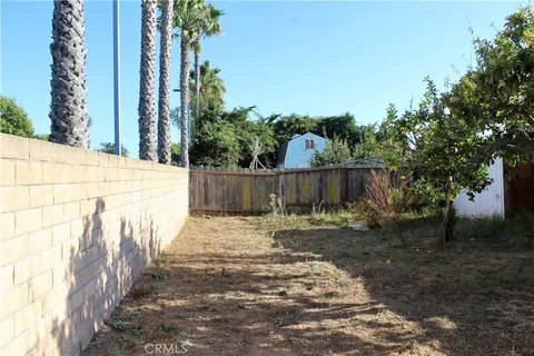 a view of a backyard with green space