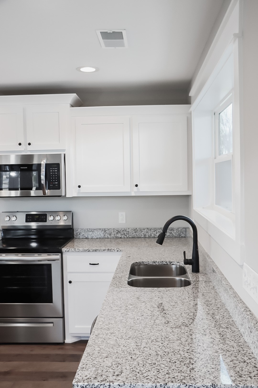 4184 Oregon Road Springfield, TN 37172 - Photo 21 of 33 a kitchen that has a sink and a stove