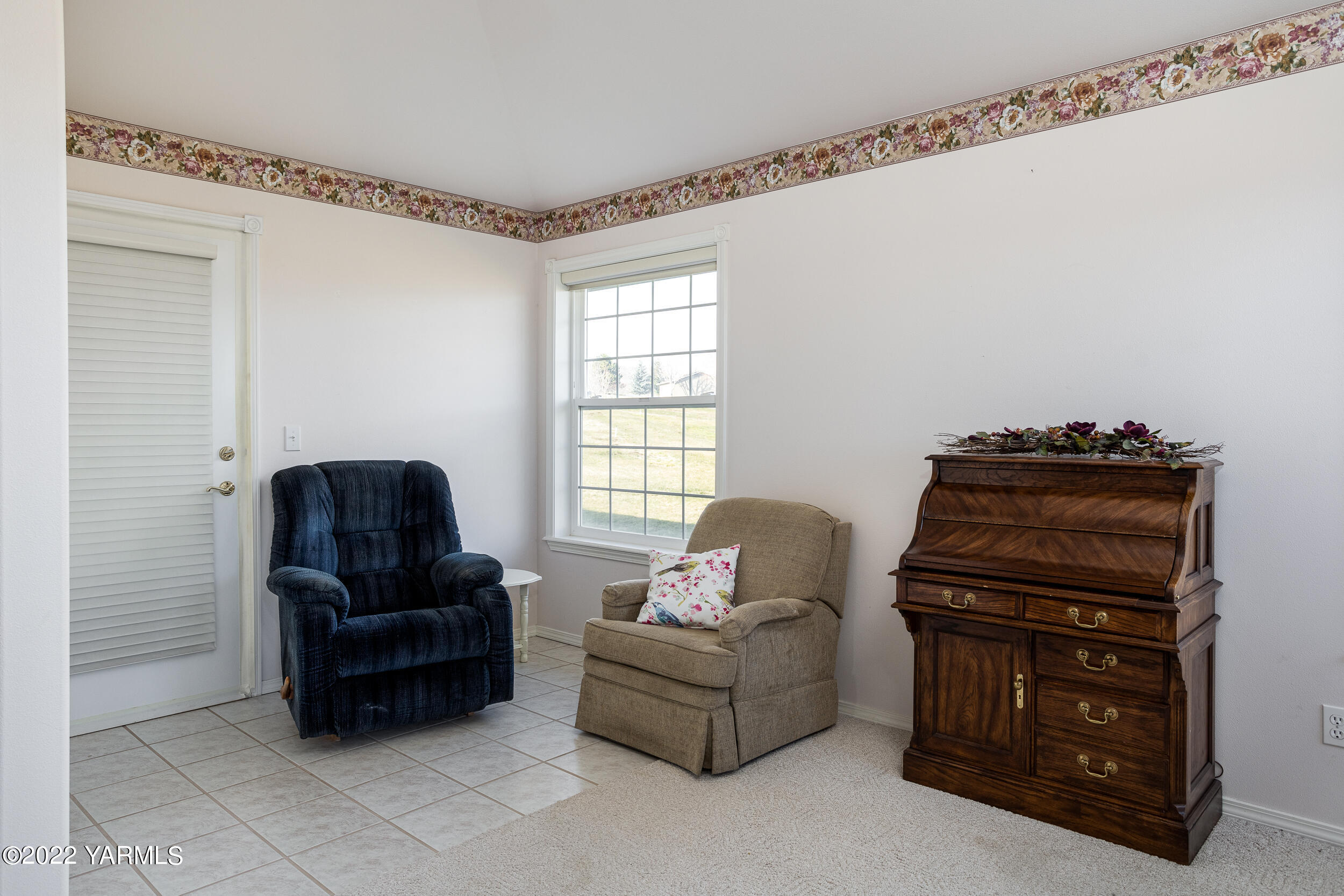 200 Nash Road Tieton, WA 98947 - Photo 17 of 29 a living room with furniture and piano