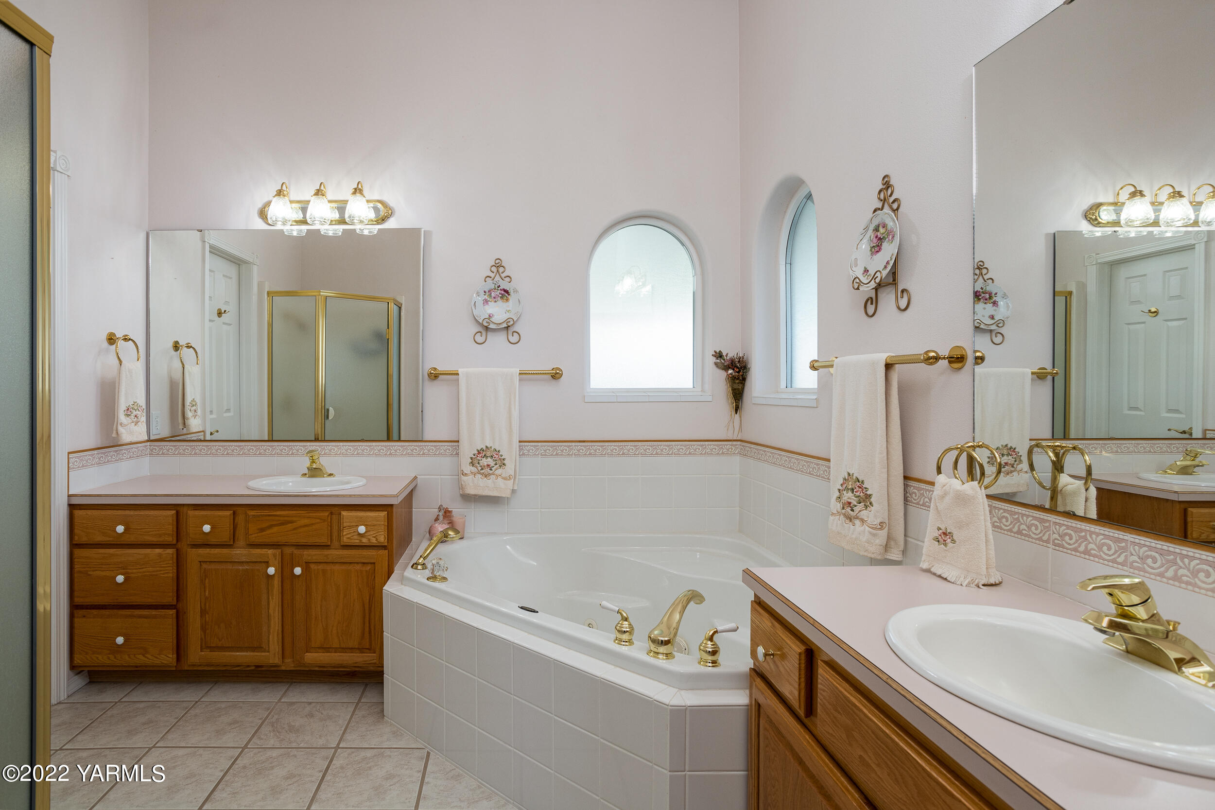 200 Nash Road Tieton, WA 98947 - Photo 19 of 29 a bathroom with a tub sink and mirror