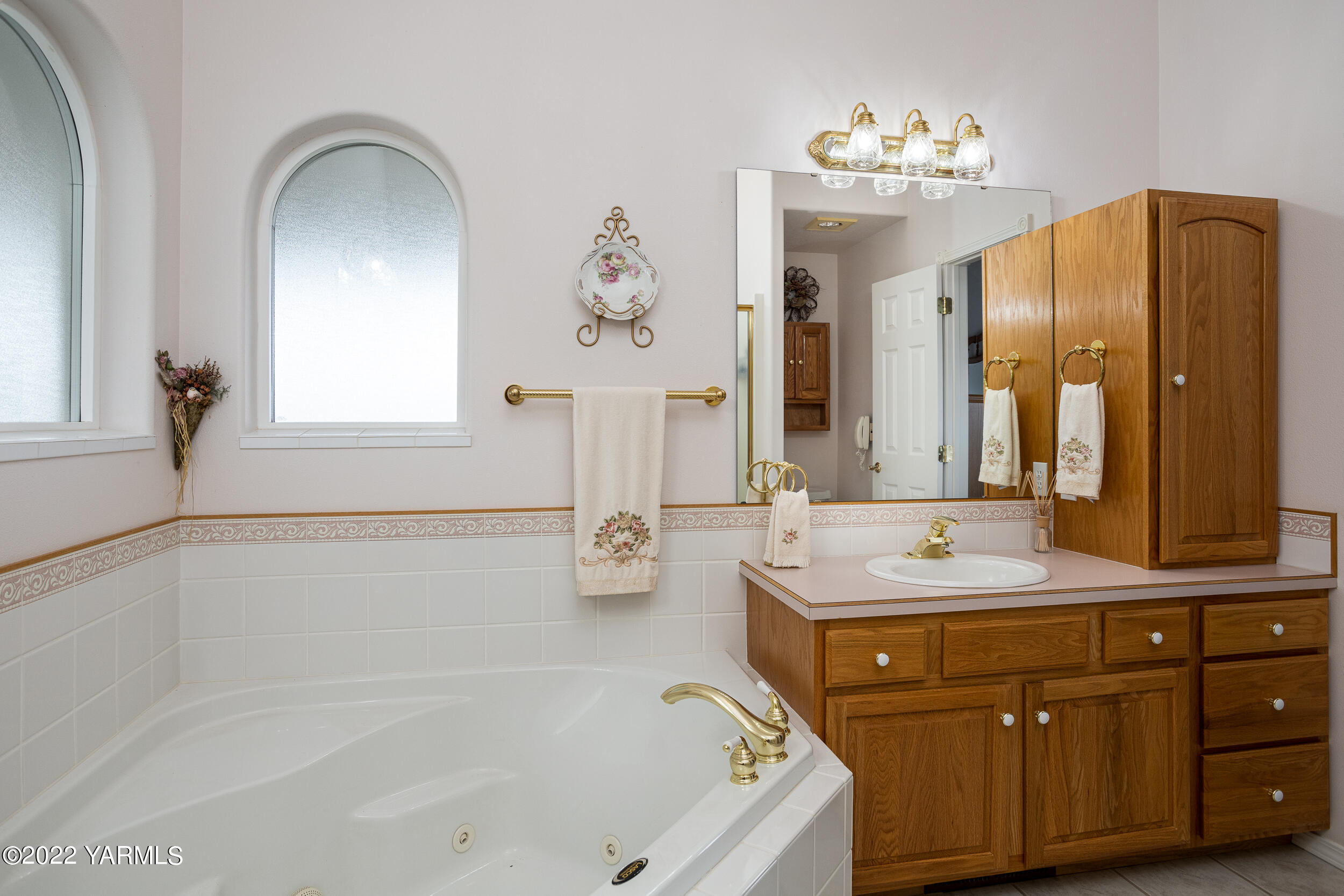 200 Nash Road Tieton, WA 98947 - Photo 20 of 29 a bathroom with a tub sink and mirror