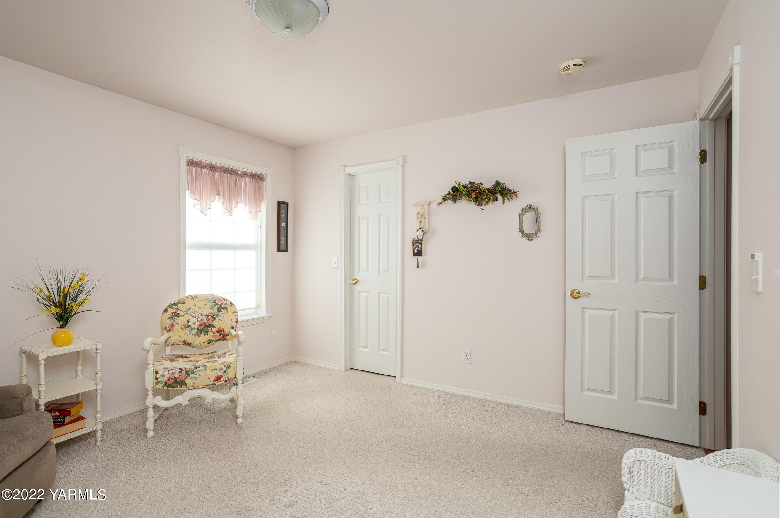 200 Nash Road Tieton, WA 98947 - Photo 22 of 29 a living room with furniture and a window