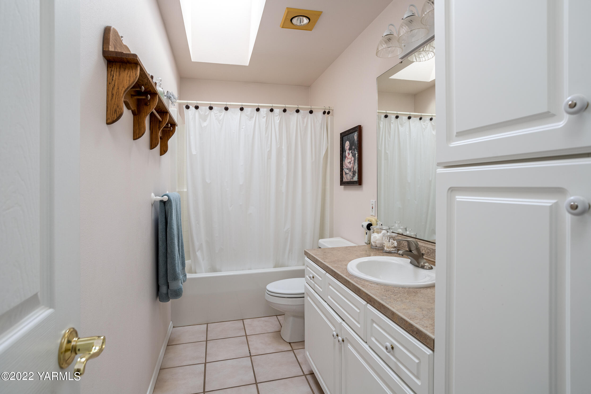 200 Nash Road Tieton, WA 98947 - Photo 23 of 29 a bathroom with a sink a toilet and shower curtain