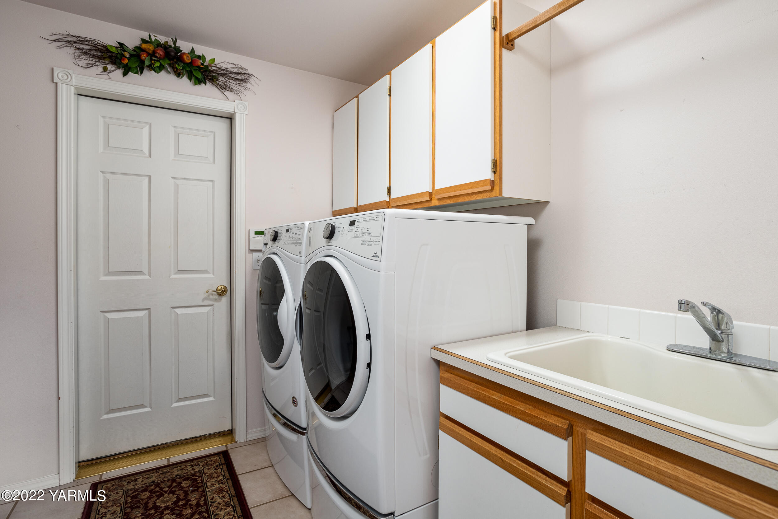 200 Nash Road Tieton, WA 98947 - Photo 24 of 29 a utility room with dryer and washer