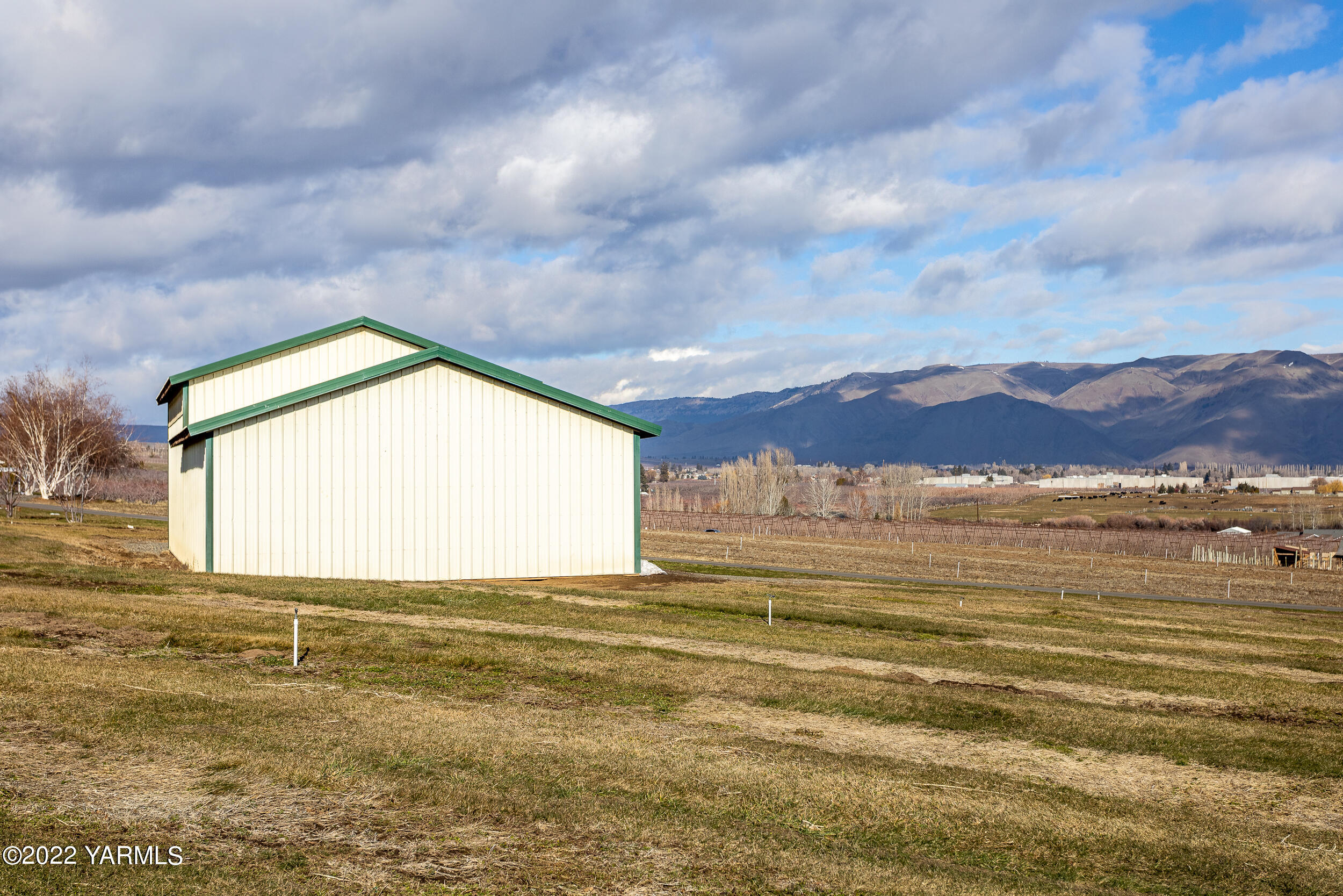 200 Nash Road Tieton, WA 98947 - Photo 27 of 29 a view of an ocean and mountain
