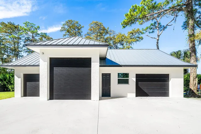 a view of a swimming pool with yard