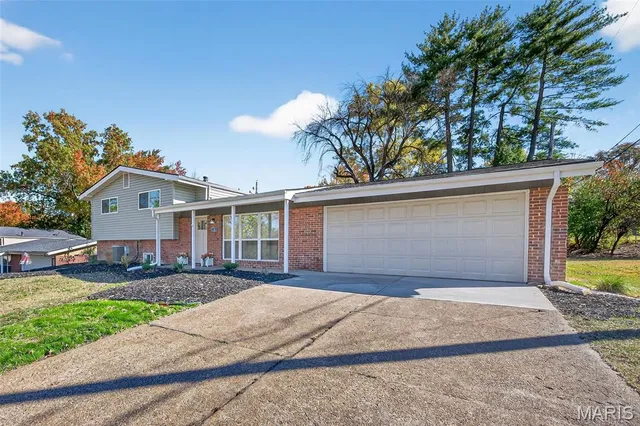 $379,900 | 8 Village Drive, St. Louis, MO 63146