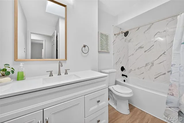 $379,900 | 8 Village Drive, St. Louis, MO 63146