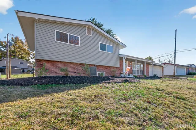 $379,900 | 8 Village Drive, St. Louis, MO 63146