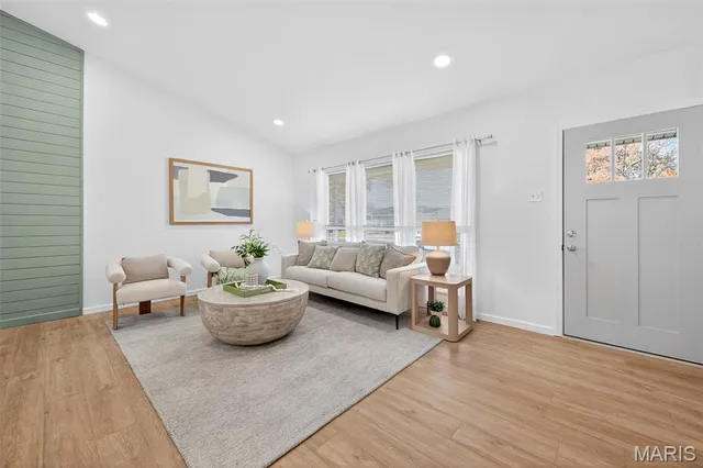 $379,900 | 8 Village Drive, St. Louis, MO 63146