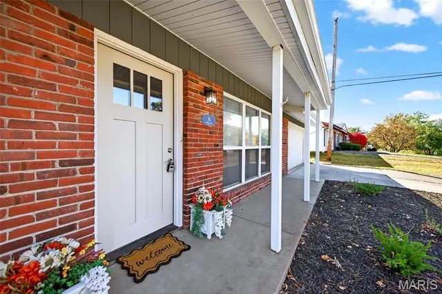 $379,900 | 8 Village Drive, St. Louis, MO 63146