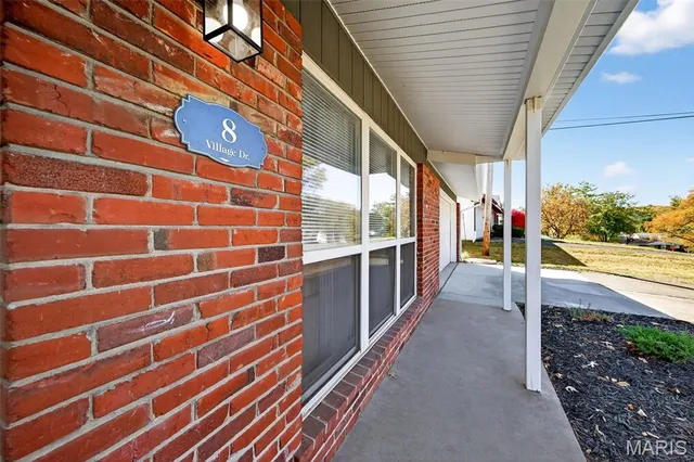 $379,900 | 8 Village Drive, St. Louis, MO 63146