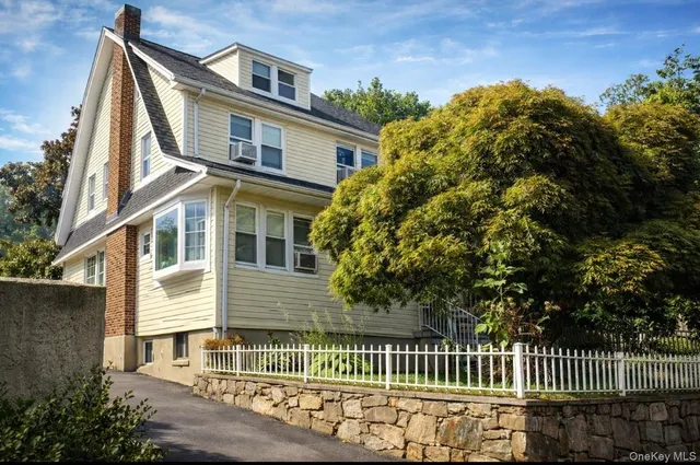 $2,700 | 130 Clinton Avenue, Unit 2, New Rochelle, NY 10801