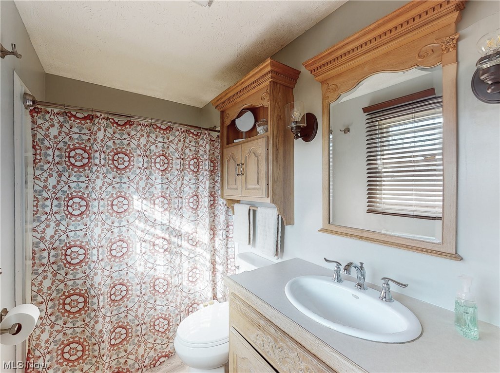 636 Reimer Road Wadsworth, OH 44281 - Photo 17 of 35 Master Bathroom