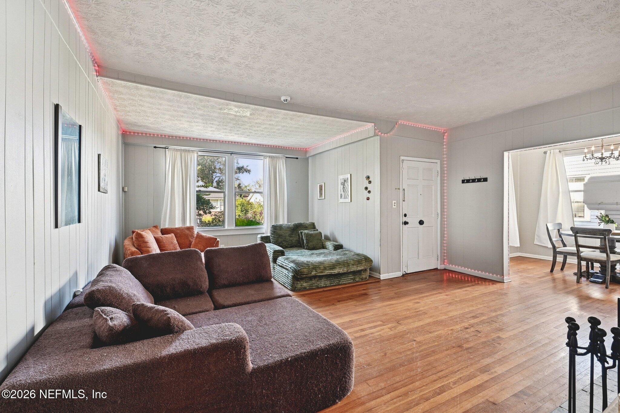 1021 Old Hickory Road Jacksonville, FL 32207 - Photo 11 of 42 a living room with furniture and a wooden floor