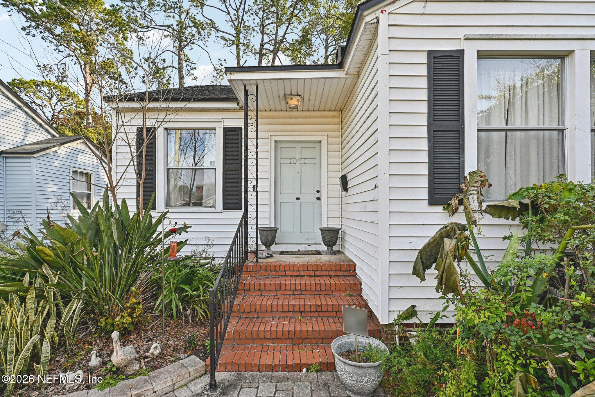 1021 Old Hickory Road Jacksonville, FL 32207 - Photo 10 of 42 a front view of a house with a garden