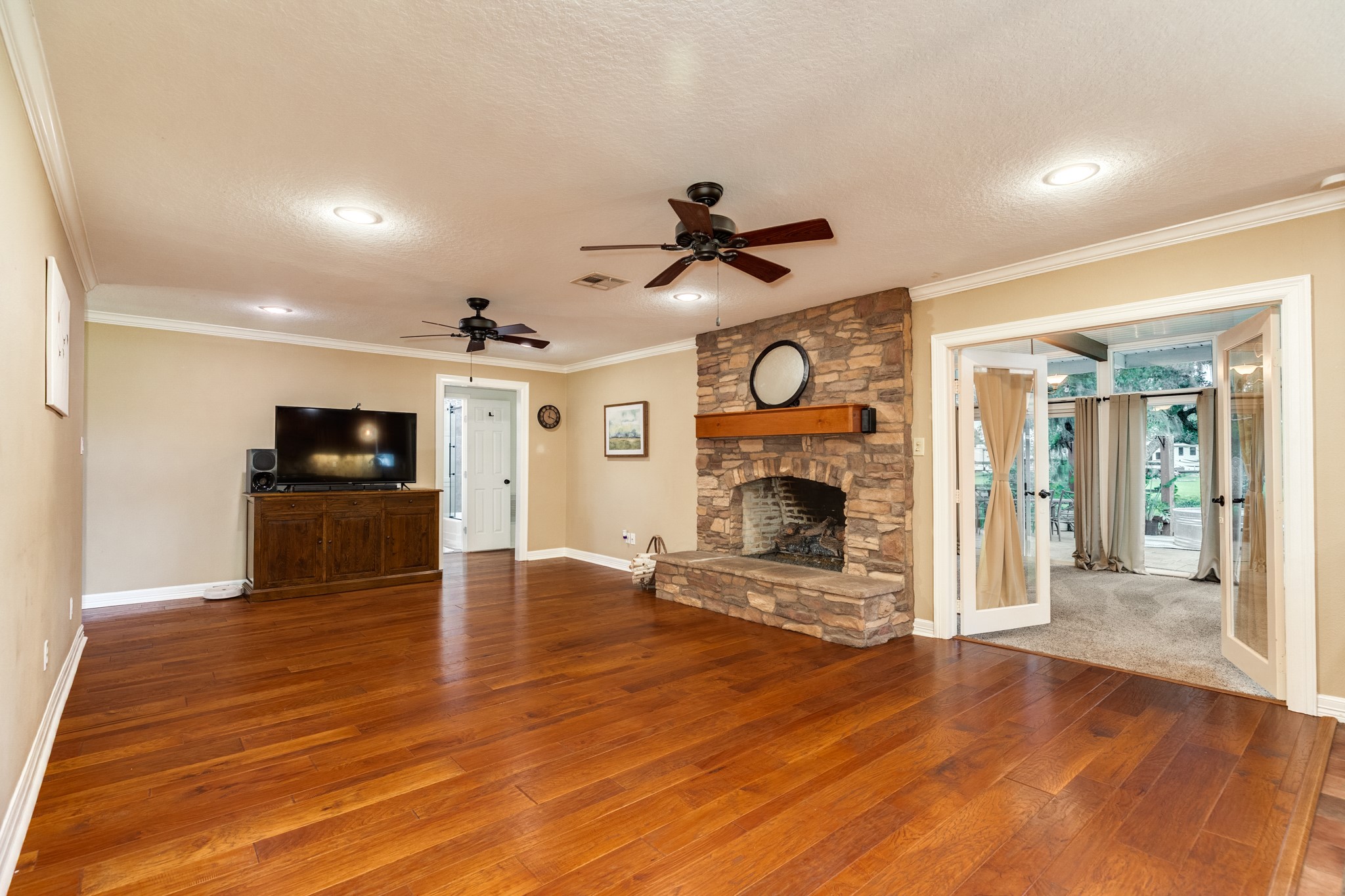 511 Edgewater Street Clute, TX 77531 - Photo 13 of 43