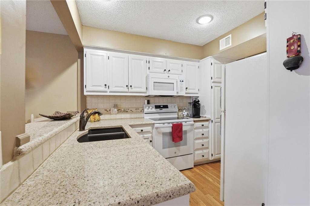 10551 Riley Street Overland Park, KS 66212 - Photo 16 of 44