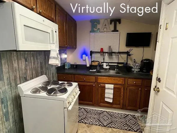 $990 | 900 North Pace Boulevard, Pensacola, FL 32505