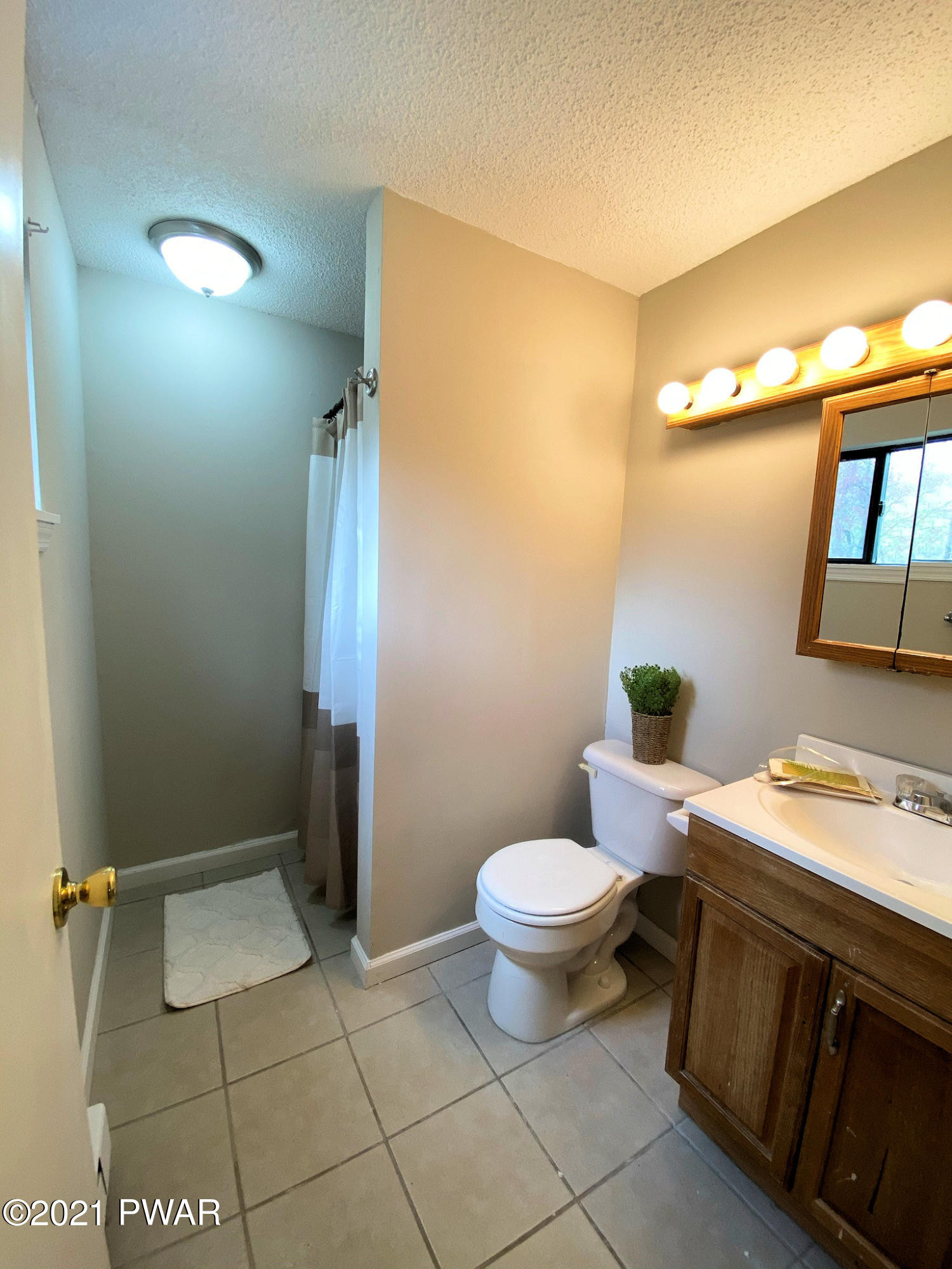 154 Heather Hill Road Dingmans Ferry, PA 18328 - Photo 8 of 58 8 Master Bath view 1