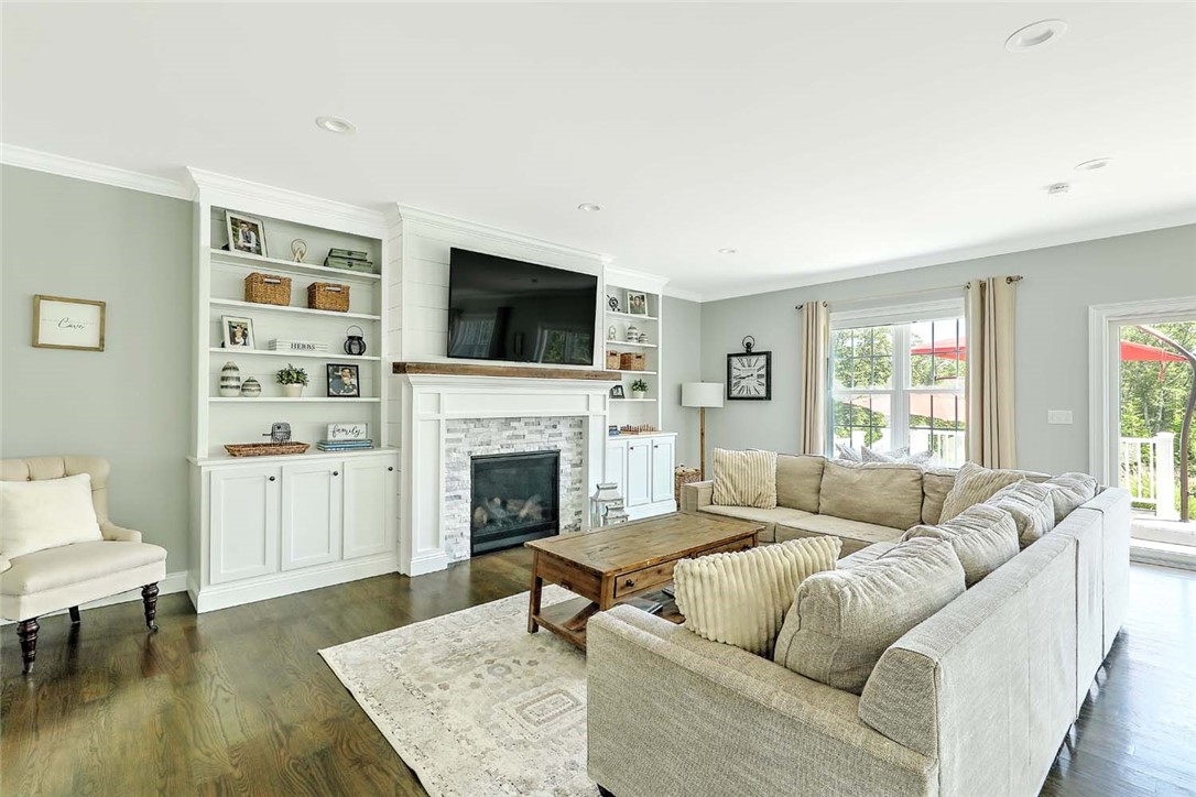 1 West Farm Road Smithfield, RI 02917 - Photo 9 of 50 Living room