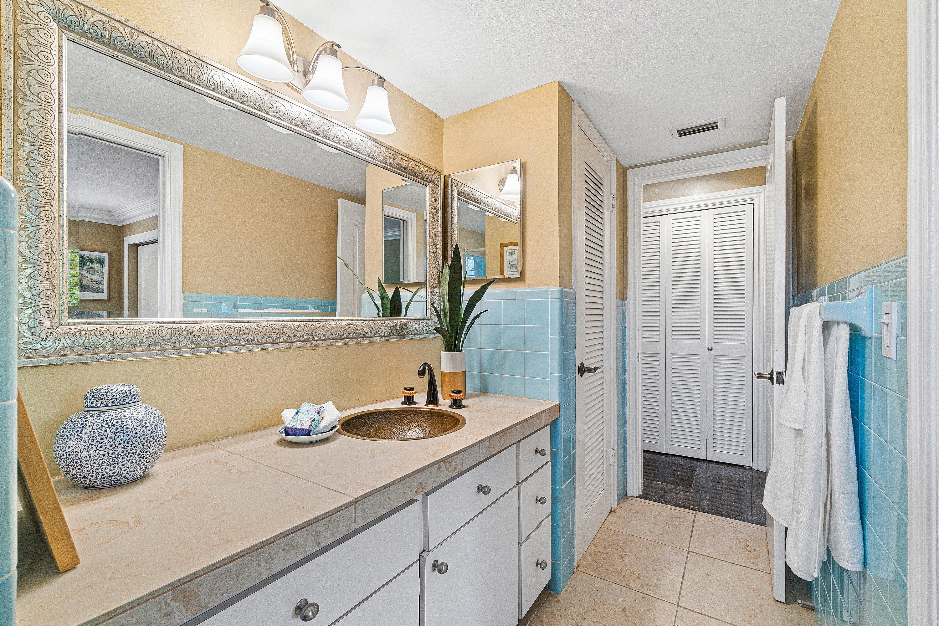 300 East Royal Palm Road, Unit 350 Boca Raton, FL 33432 - Photo 21 of 29 Guest Bath