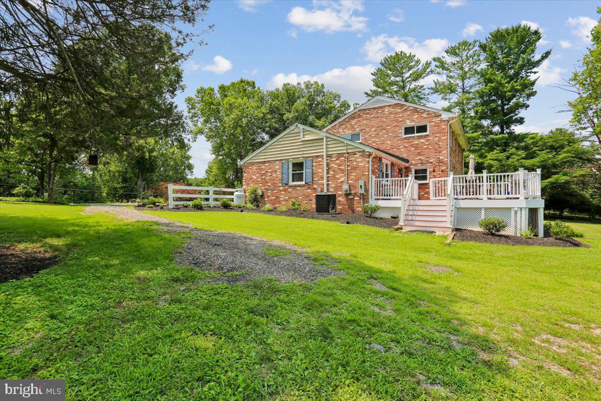 14811 Springfield Road Germantown, MD 20874 - Photo 75 of 116 Side exterior (to rear deck)