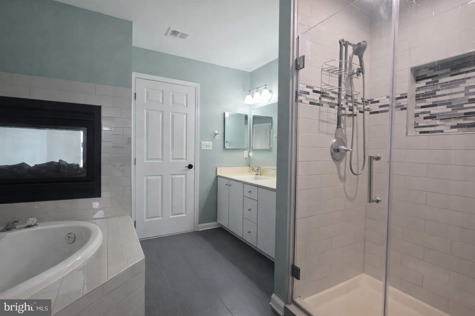 43068 Eustis Street Chantilly, VA 20152 - Photo 14 of 25 a bathroom with a tub a sink and mirror