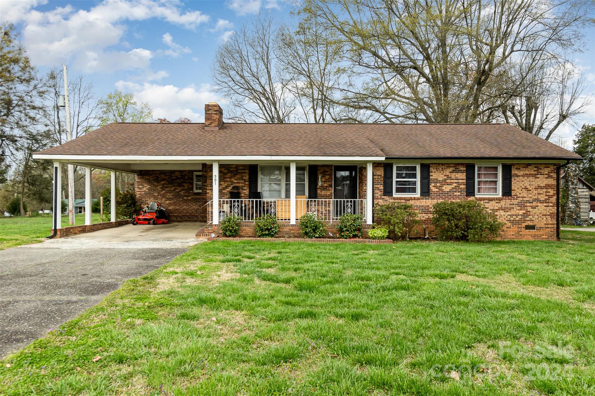 a view of a yard in front of house