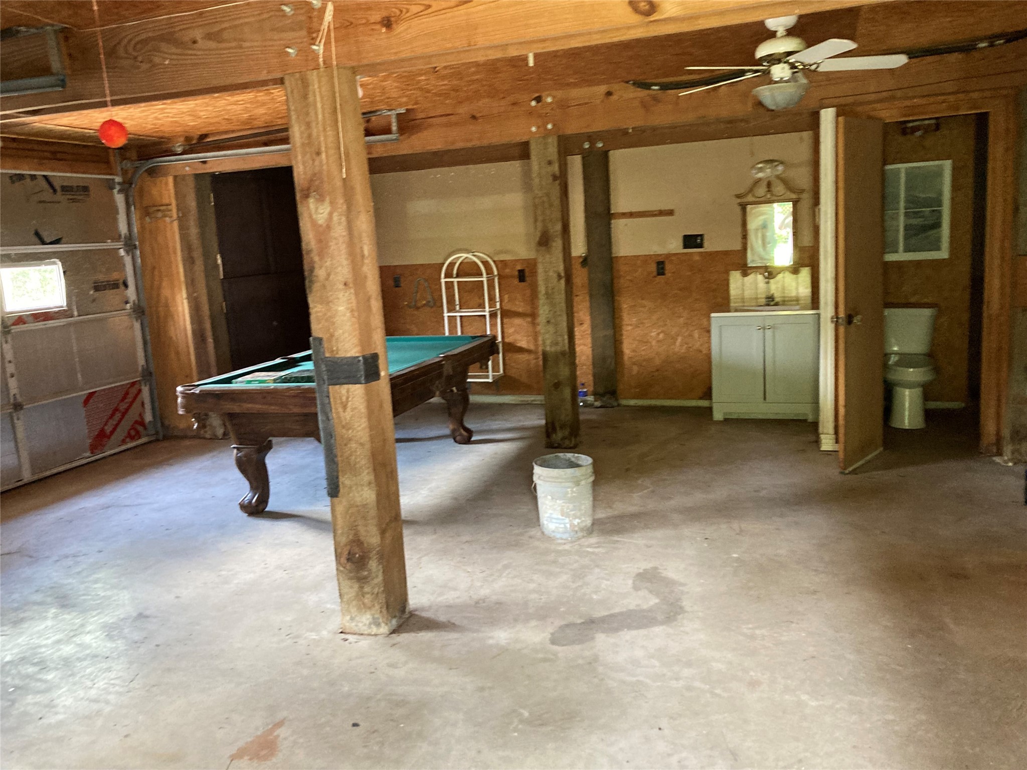554 Harbor Drive Onalaska, TX 77360 - Photo 13 of 32 a view of a lobby with a lounge chair