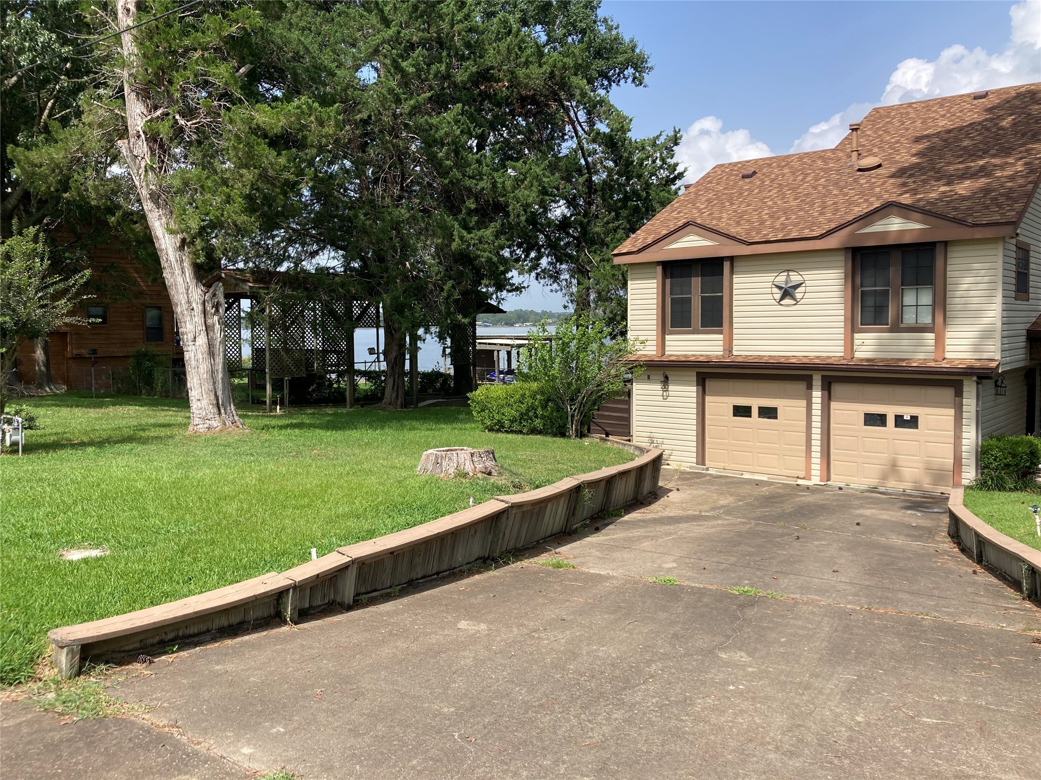 554 Harbor Drive Onalaska, TX 77360 - Photo 2 of 32 a front view of house with yard and green space