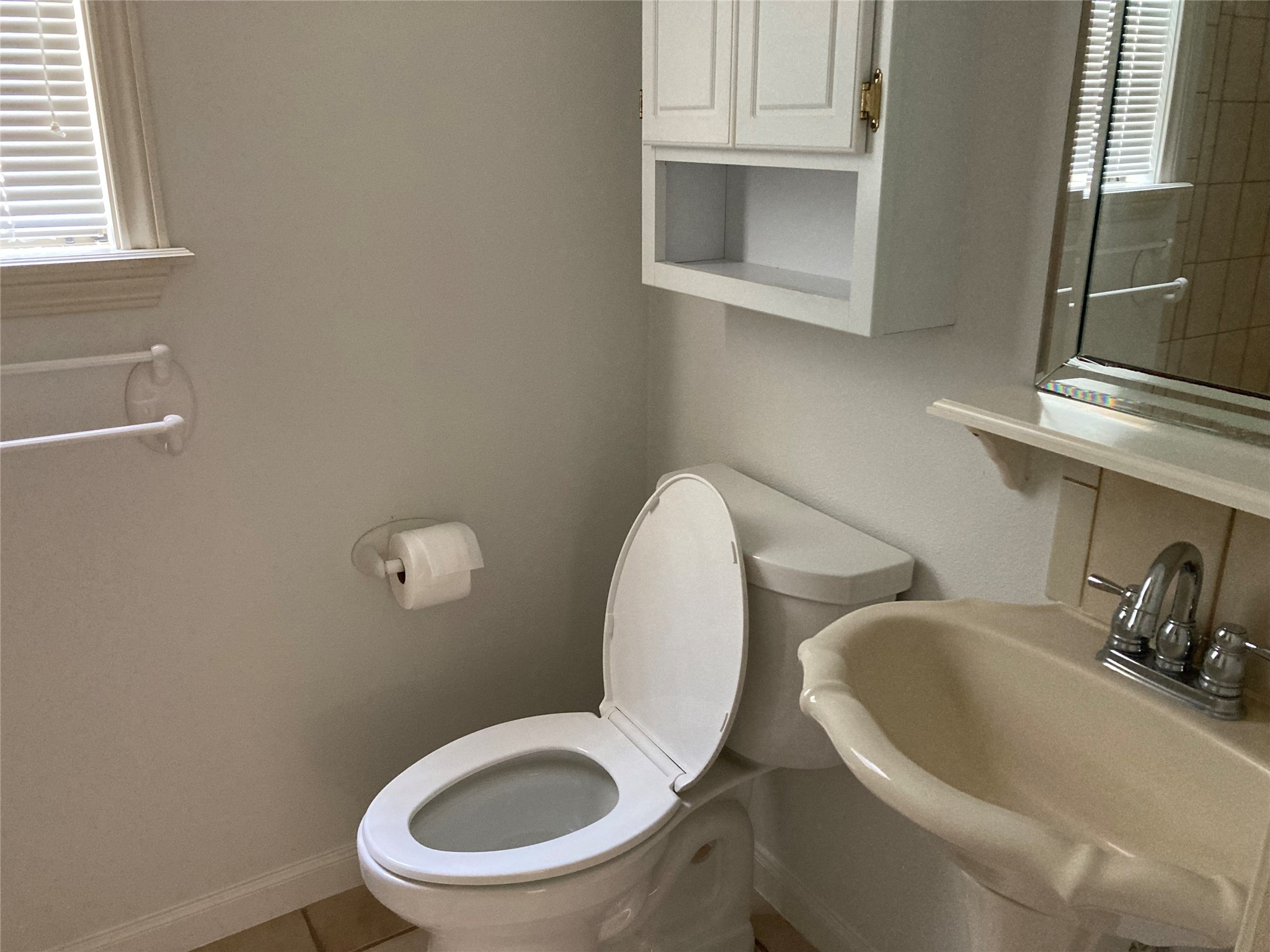 554 Harbor Drive Onalaska, TX 77360 - Photo 22 of 32 a bathroom with a toilet and a sink