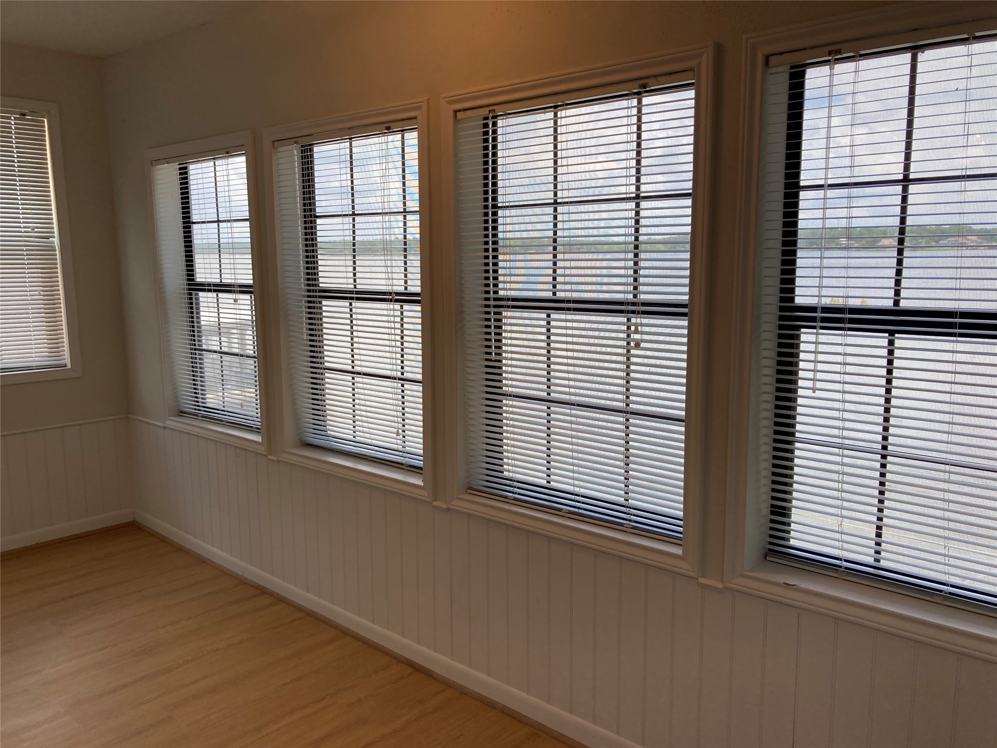 554 Harbor Drive Onalaska, TX 77360 - Photo 24 of 32 an empty room with windows