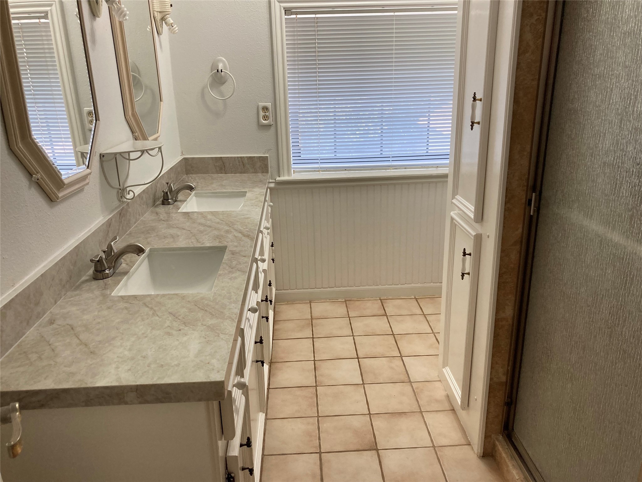 554 Harbor Drive Onalaska, TX 77360 - Photo 27 of 32 a bathroom with a granite countertop sink and a mirror
