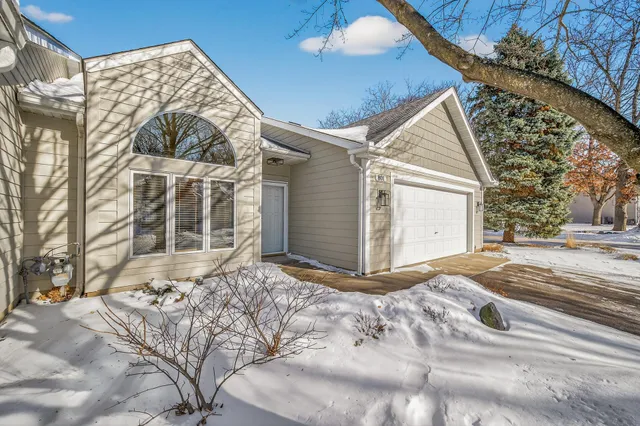 $325,000 | 801 Southcross Drive East, Burnsville, MN 55306