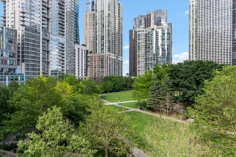 $2,319,000 | 194 North Park Drive, Chicago, IL 60601