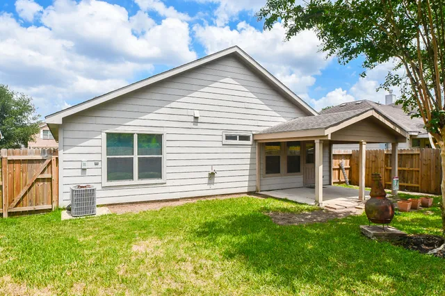 a view of a house with a backyard