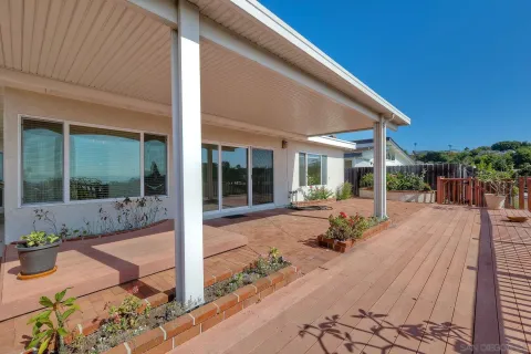 a view of livingroom with furniture