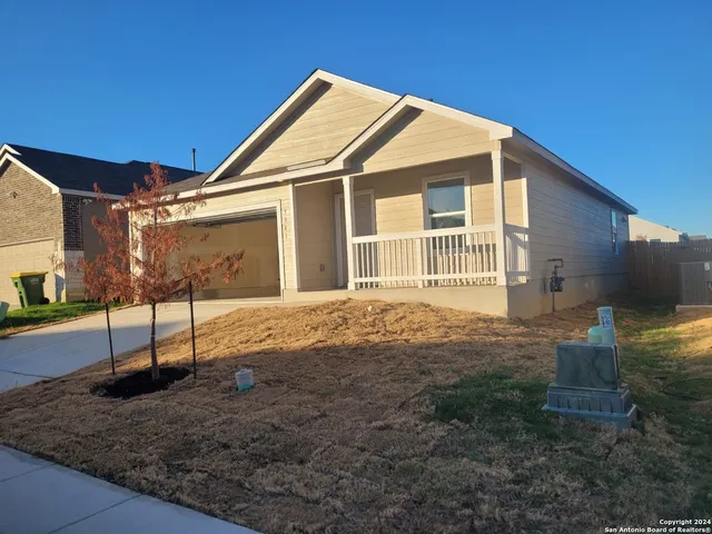 a view of a house with backyard
