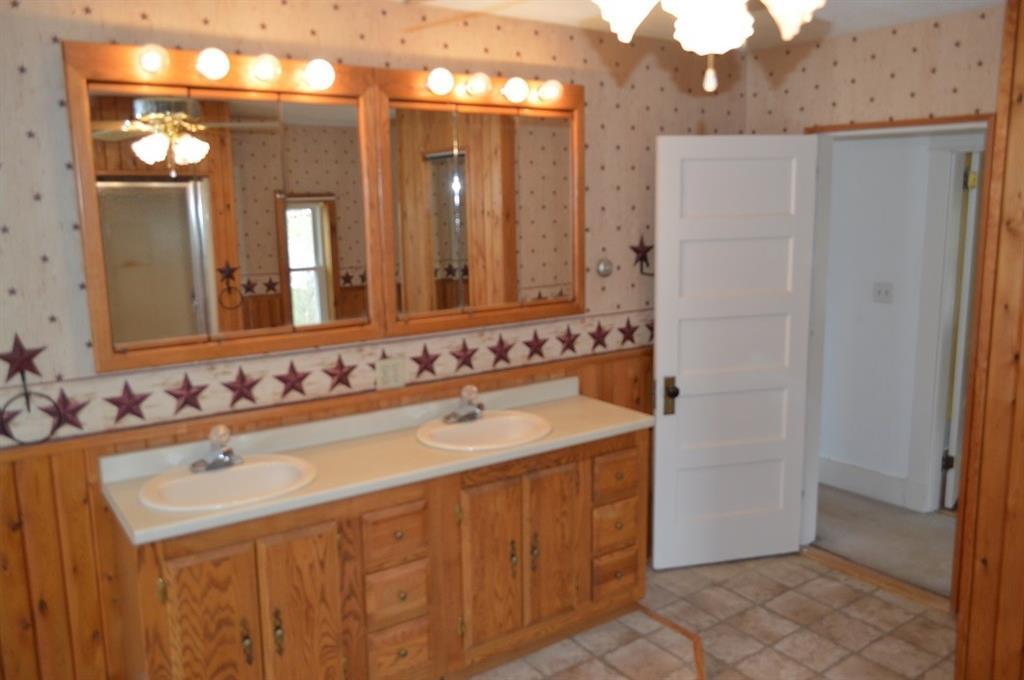 71 Lee Road Lincoln, ME 04457 - Photo 17 of 33 Double sinks