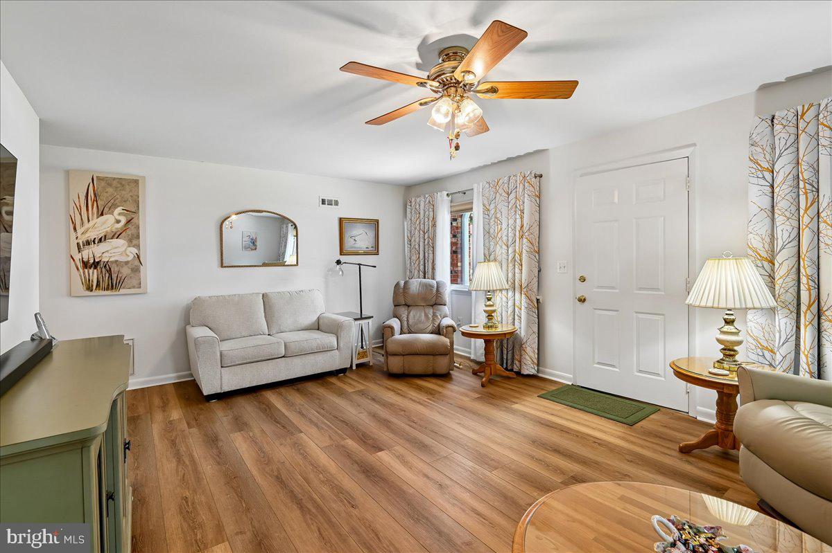 1731 Tacoma Road Edgewater, MD 21037 - Photo 17 of 59 Bright and inviting living space.
