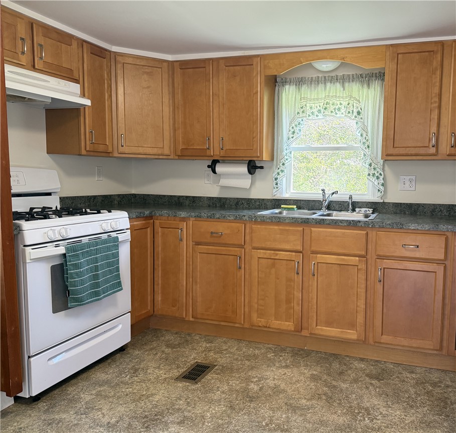 36 Lawrence Court Tiverton, RI 02878 - Photo 3 of 10