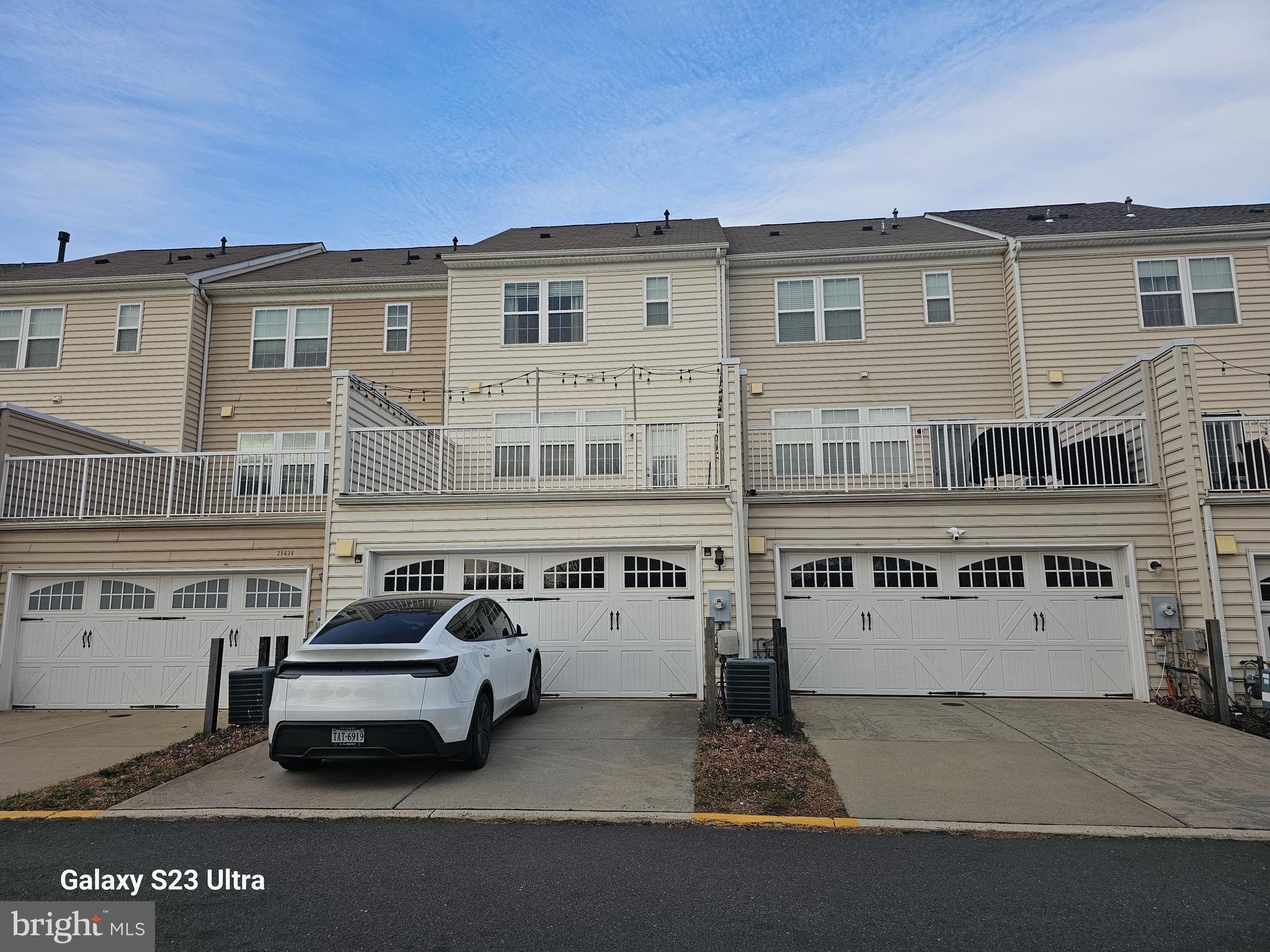 25634 Pleasant Valley Road Chantilly, VA 20152 - Photo 2 of 40 a car parked in front of a building