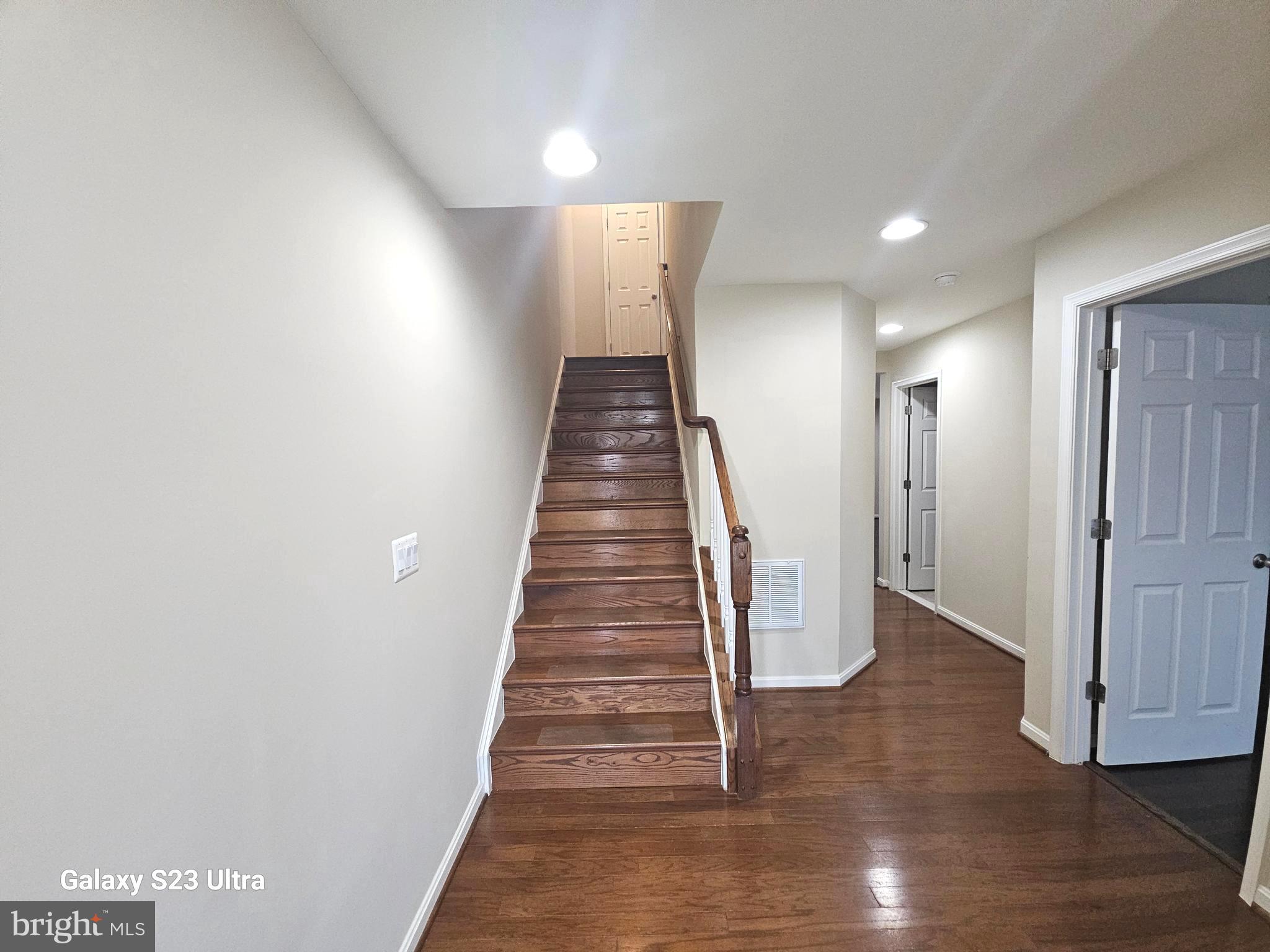 25634 Pleasant Valley Road Chantilly, VA 20152 - Photo 3 of 40 a view of entryway
