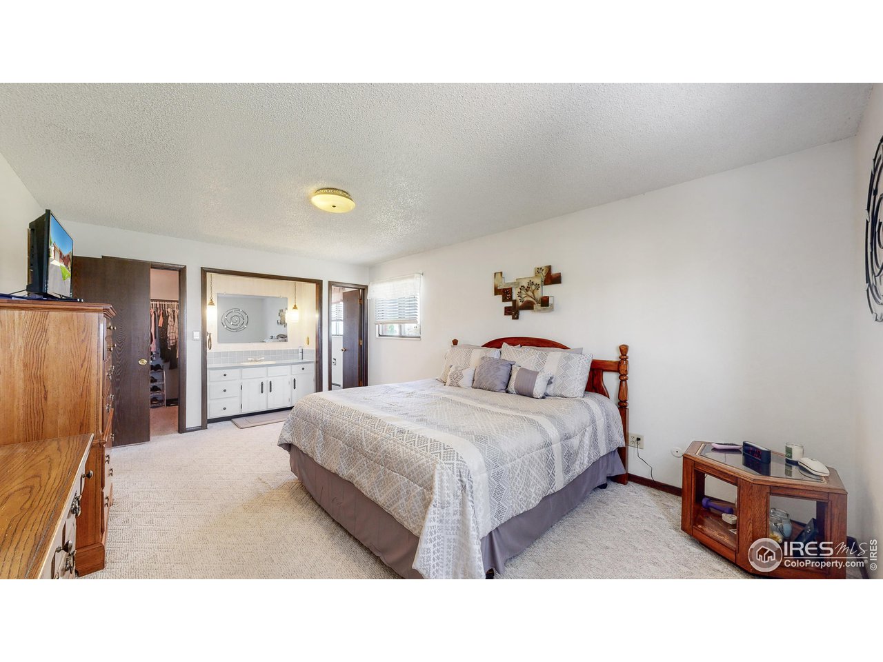 2812 Lake Hollow Road Berthoud, CO 80513 - Photo 17 of 39 a en suite bathroom with a sink and a mirror