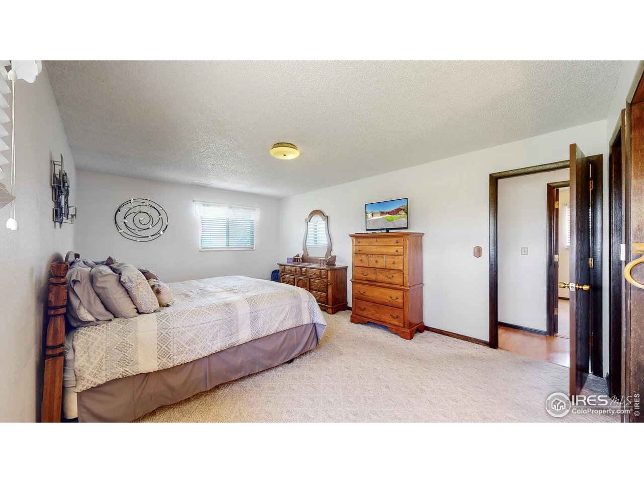 2812 Lake Hollow Road Berthoud, CO 80513 - Photo 19 of 39 a living room with furniture and a lamp
