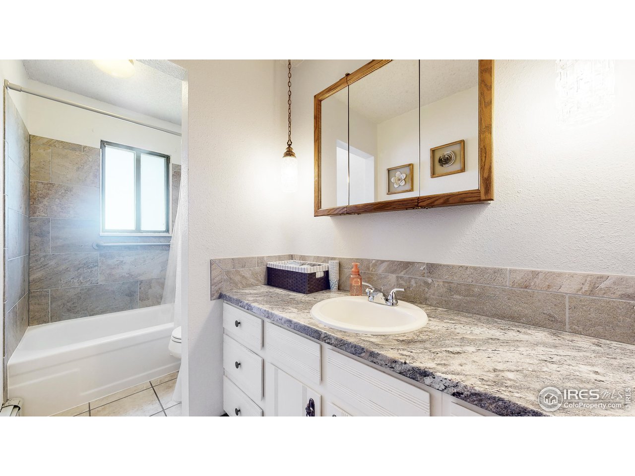 2812 Lake Hollow Road Berthoud, CO 80513 - Photo 24 of 39 a bathroom with a sink a mirror and a bathtub